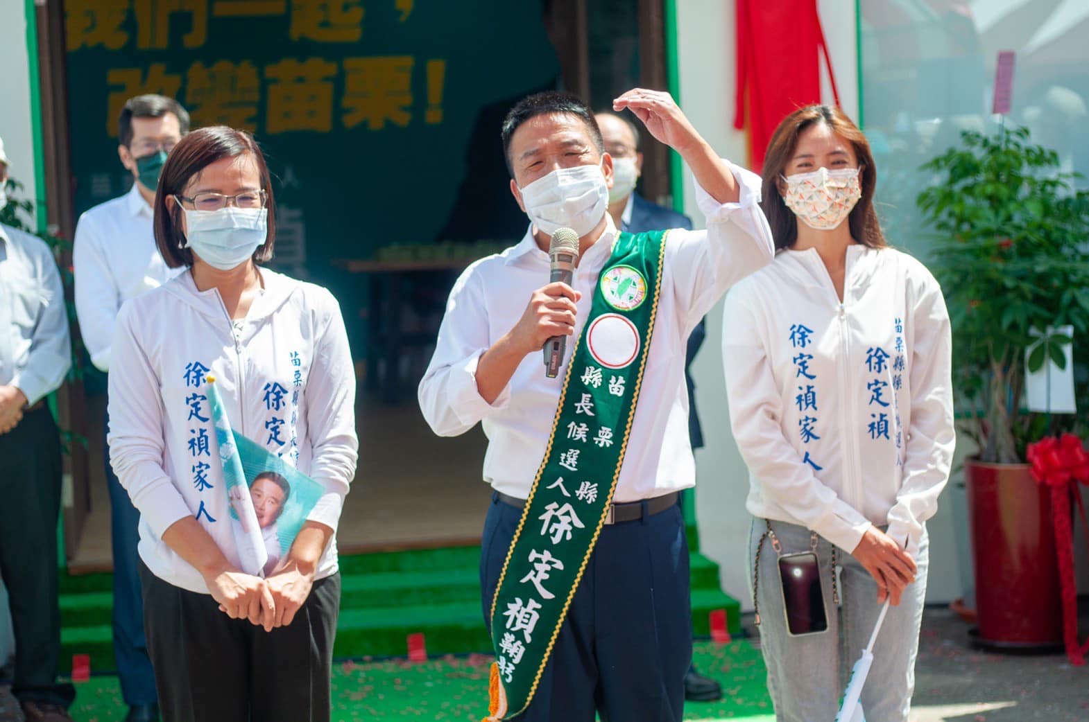 徐定禎的太太（左）與女兒（右）是他的最強後盾。翻攝羅致政臉書