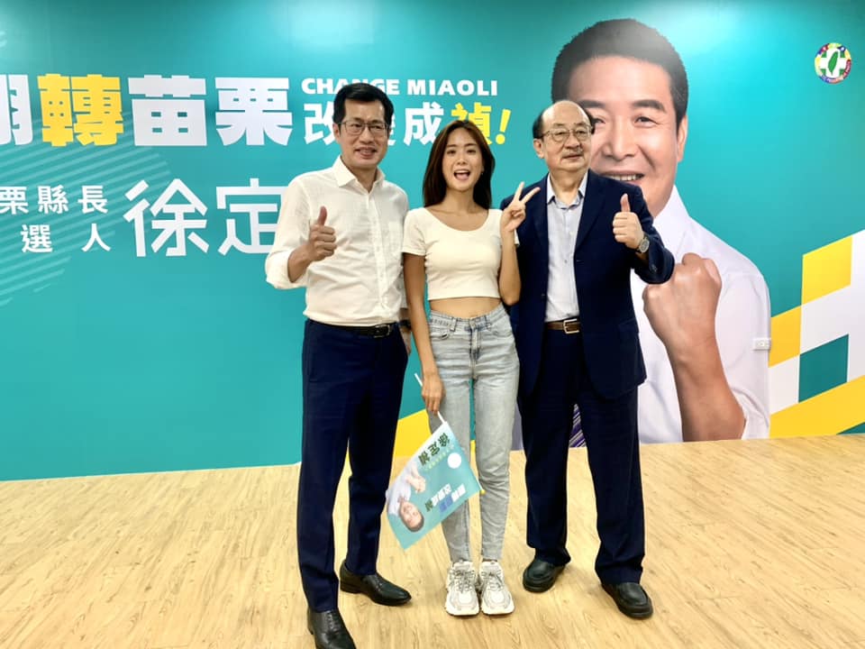 里唯人氣高，連柯建銘（右）與羅致政（左）都不忘與她合照。翻攝羅致政臉書