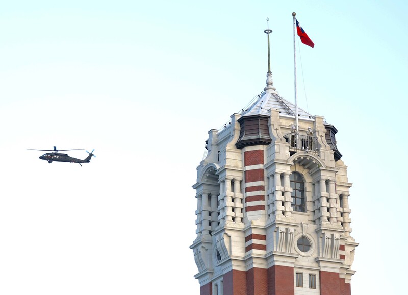 雙十空中操演試航,黑鷹直升機飛越總統府。中央社