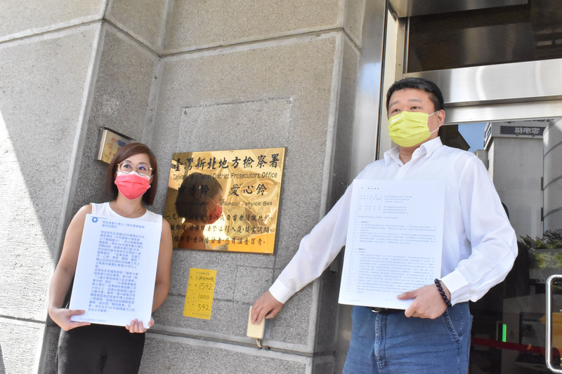 林佳龍競選辦公室執行總幹事何博文(右)、發言人李晏榕(左)28日提告國民黨參選人侯友 宜選舉辦公室執行長張其強與發言人吳亮賢涉偽造公文書與行使偽造公文書罪。中央社