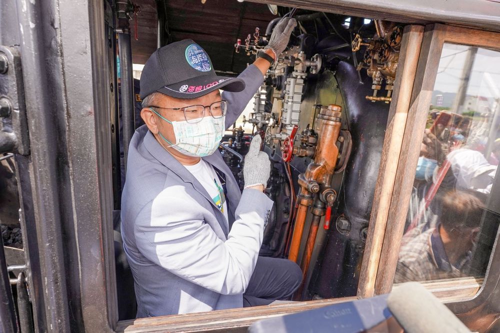 蔡其昌出席海線鐵路通車百年紀念活動,體驗蒸汽火車司機員。蔡其昌總部提供