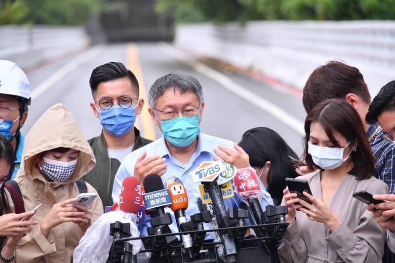 台北市長柯文哲今視察水門仍抱怨連連,自稱只是「作秀的說明」。台北市政府提供