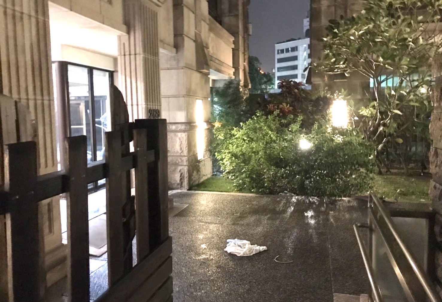 黃義交在內湖自宅墜樓,警方已在現場拉起封鎖線調查。林啟弘攝