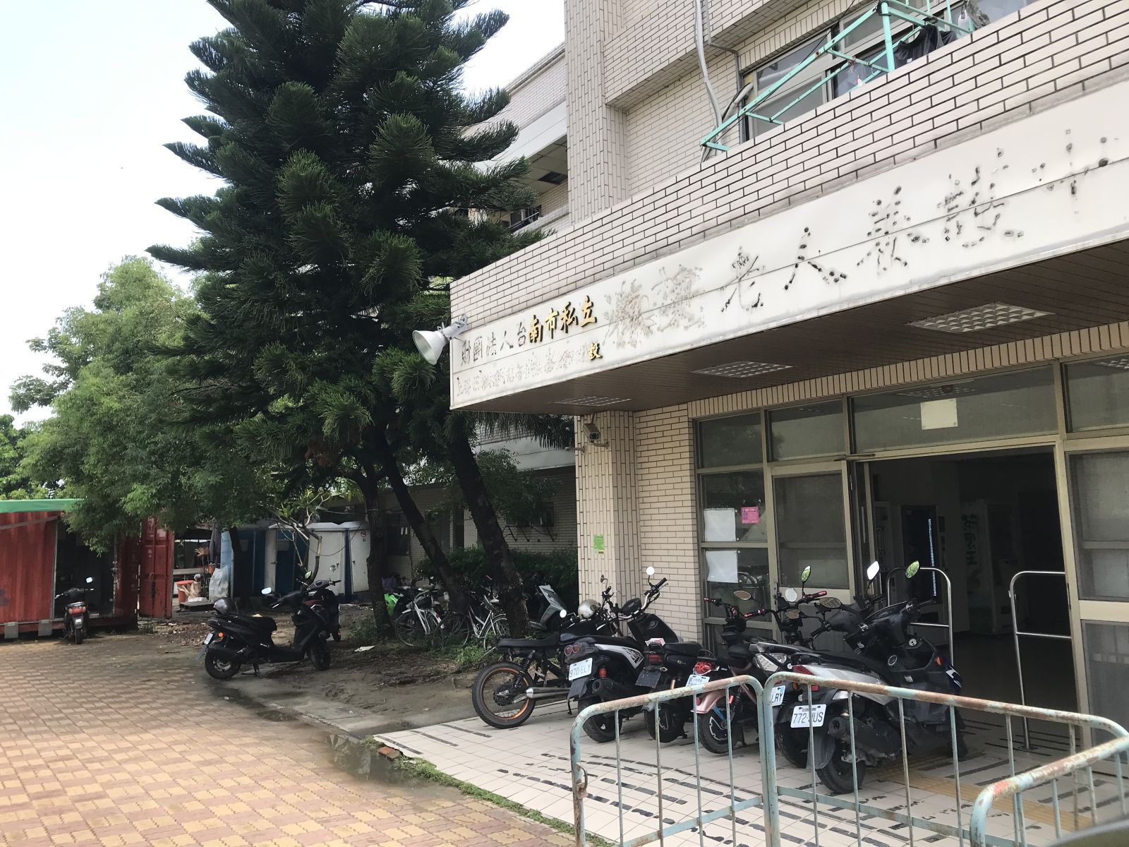 台南仁德的懷安老人養護中心倒閉遭拍賣,目前是移工宿舍。辛啓松攝