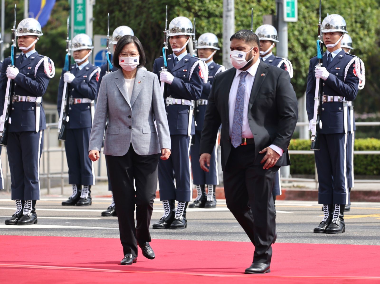 諾魯共和國總統昆洛斯昨率團抵達台灣開啟國是訪問,今接受總統蔡英文隆重軍禮歡迎。林啟弘攝