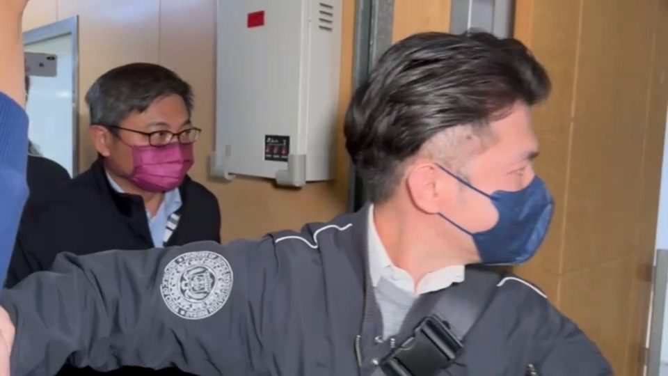 檢調搜索經發局長陳凱凌辦公室並把他帶到南檢偵訊。辛啓松攝