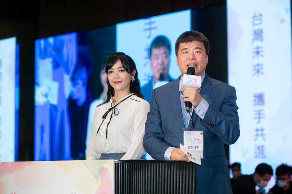 社福總盟秘書長孫一信(右)表示,除了期盼社會福利基本法盡快通過,總盟未來也會持續關注社會救助議題與長照制度。翻攝社福總盟臉書