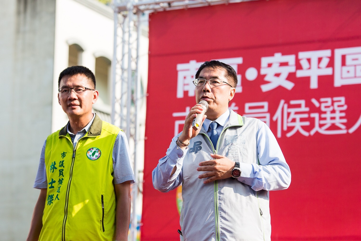 台南區漁會理事長林士傑(左)被控涉嫌恐嚇藍營議員,檢方諭令5萬元交保。翻攝林士傑臉書