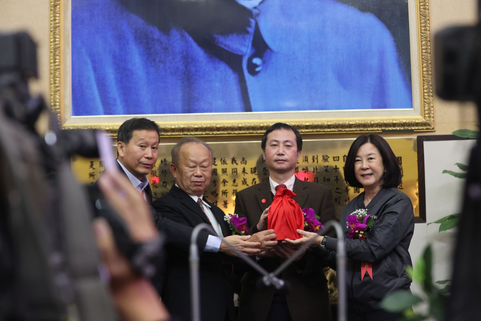 民進黨籍議員邱莉莉(右)接下印象,順利當選第4屆議長。辛啓松攝