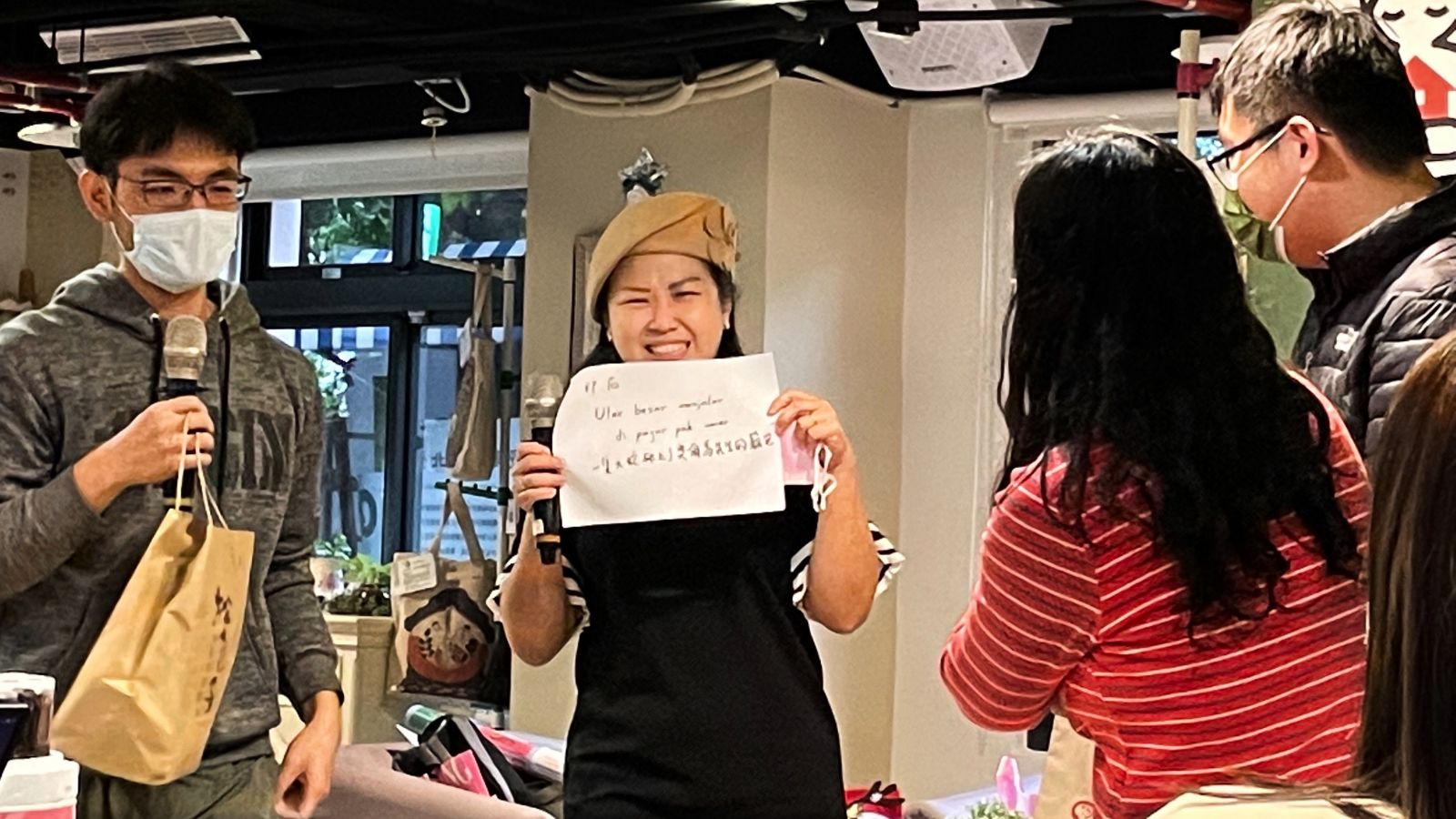 印尼華僑貴琳老師過去一年間,每月至少拜訪10個移工家庭,協助雇主與移工翻譯溝通。單蔓婷攝
