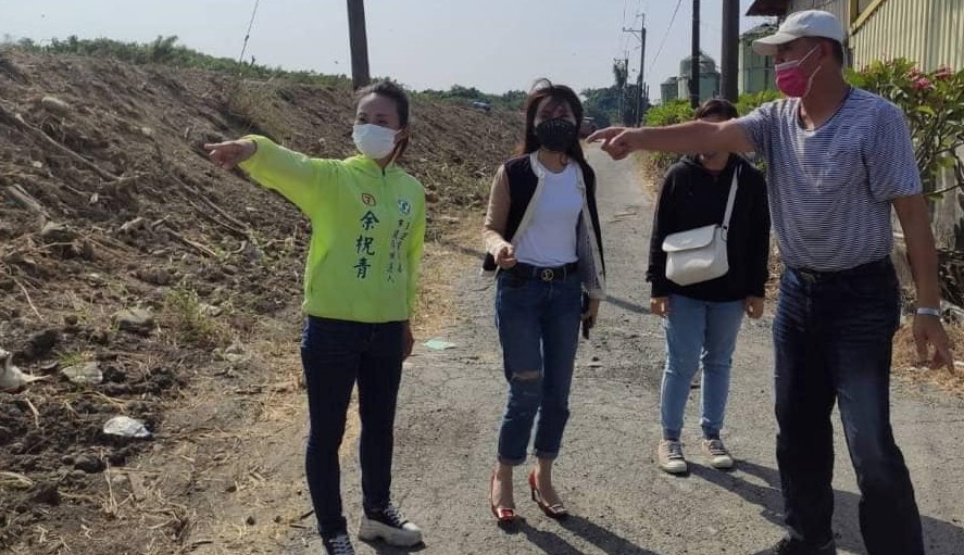 李文俊密友黃怡萍(中)全身名牌,負責農路改善等相關業務。讀者提供