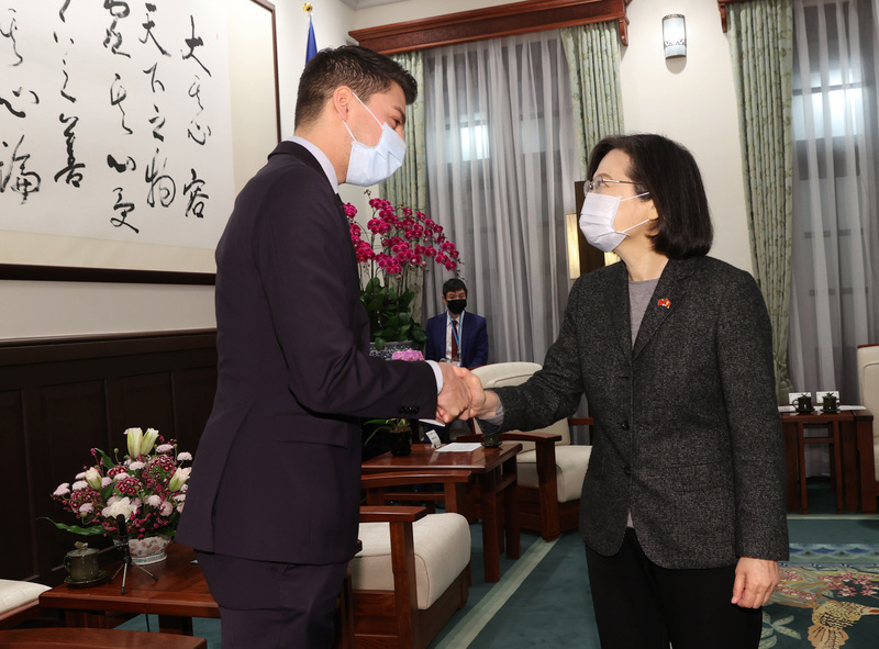 總統蔡英文(右)與友台小組共同主席莫麟納(Fabian Molina)(左)握手致意。中央社
