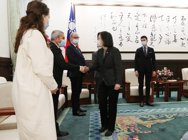 總統蔡英文(右2)6日上午在總統府接見瑞士聯邦國會友台小組訪問團,逐一與訪團成員握手致意。中央社