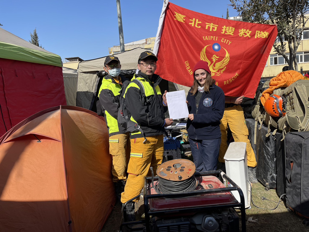 台灣搜救隊於12日正式撤離土耳其返台,北市搜救隊透露將部分裝備及物資贈與土耳其當地搜救團隊。北市搜救隊