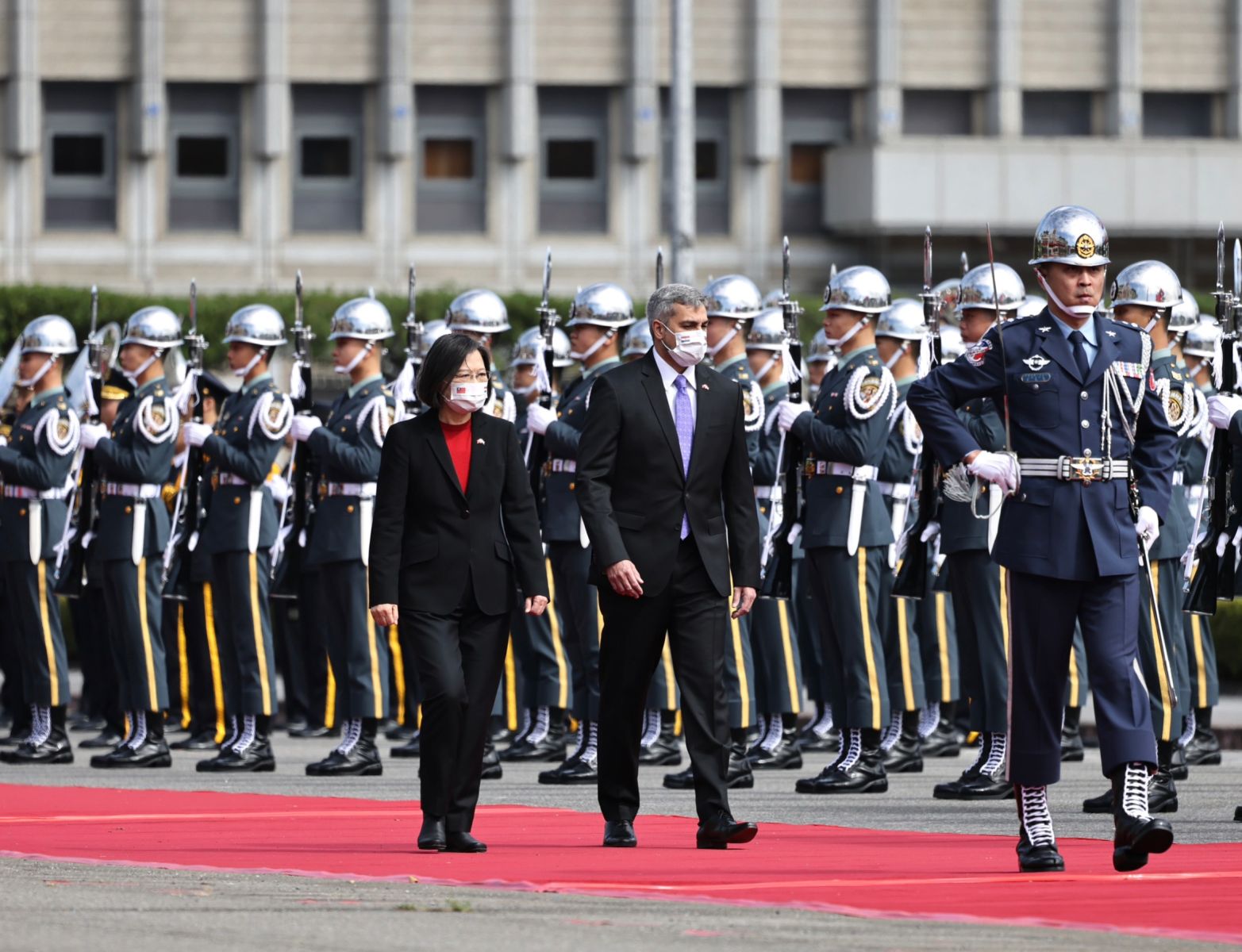總統蔡英文16日在總統府府前廣場以軍禮歡迎巴拉圭共和國總統阿布鐸(Mario Abdo Benitez)。林啟弘攝