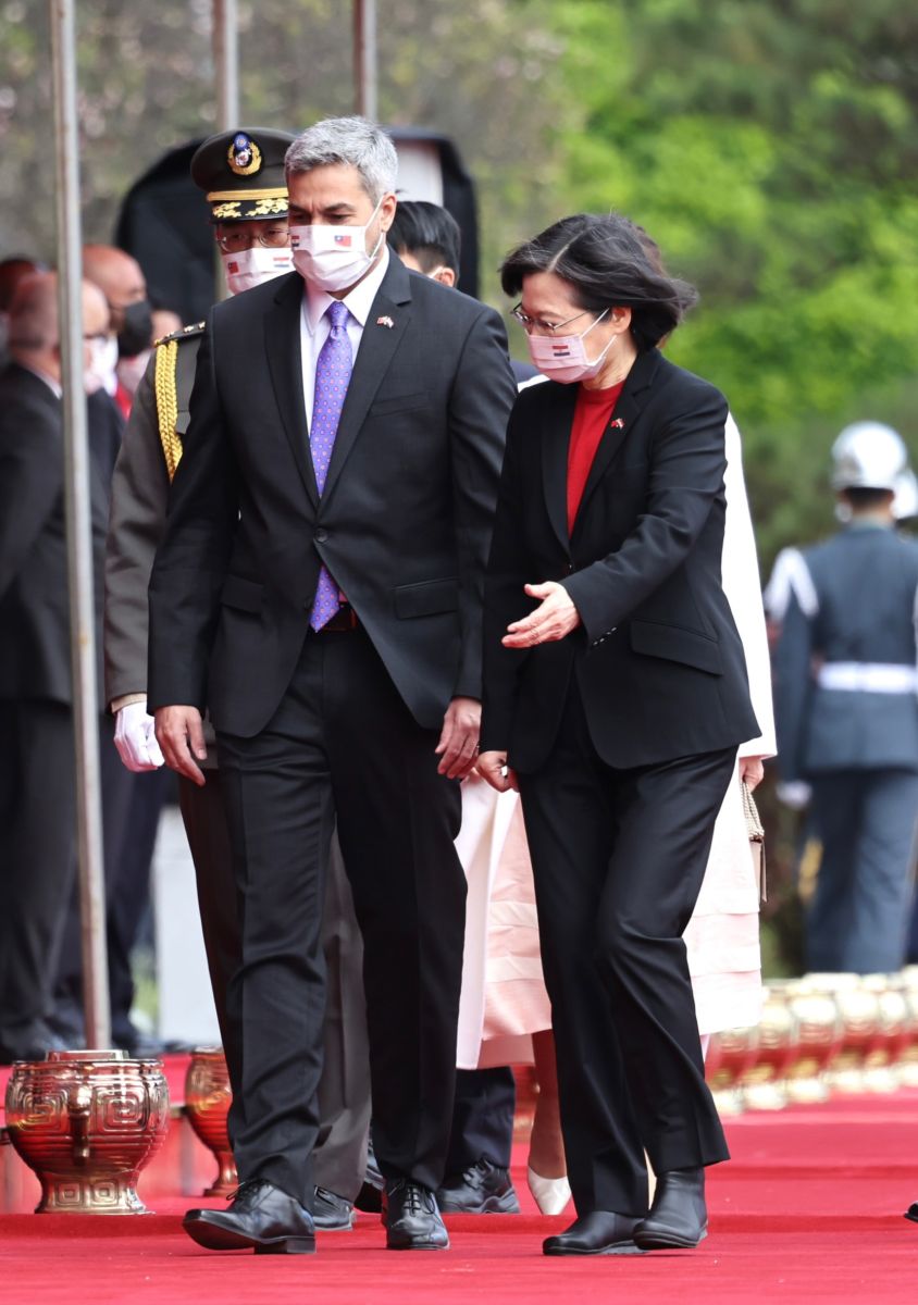 總統蔡英文16日在總統府府前廣場以軍禮歡迎巴拉圭共和國總統阿布鐸(Mario Abdo Benitez)。林啟弘攝