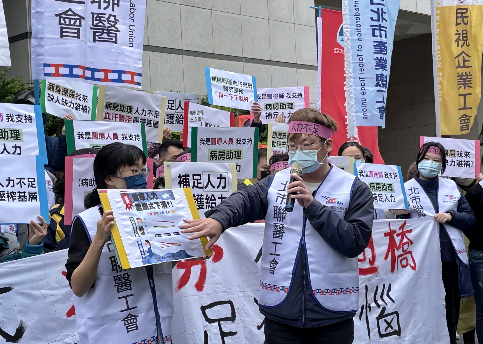聯醫工會吳承恩理事指出,工會多次要求與醫院協商精算人力,醫院卻從未正面答覆。單蔓婷攝