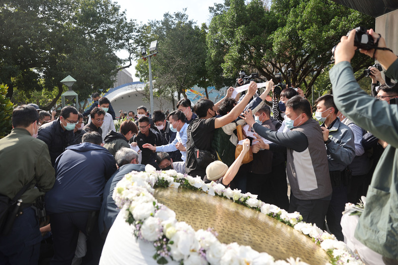 有民眾闖入活動現場抗議表訴求,被員警 拉抬請出會場,場面一度混亂。 中央社