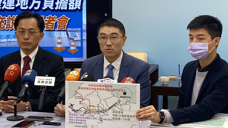 謝國樑(中)6日表示,基隆捷運是中央主導重大國家建設,中央應全額負擔,要基隆負擔新台幣53.85億元「門都沒有」。中央社