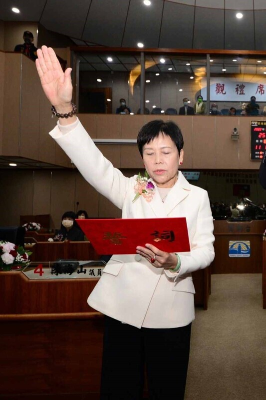  劉陳昭玲涉嫌違反貪污治罪條例，今（14日）凌晨1時20分聲請羈押劉陳昭玲等3人。圖為去年底當選議長宣誓之照片。中央社