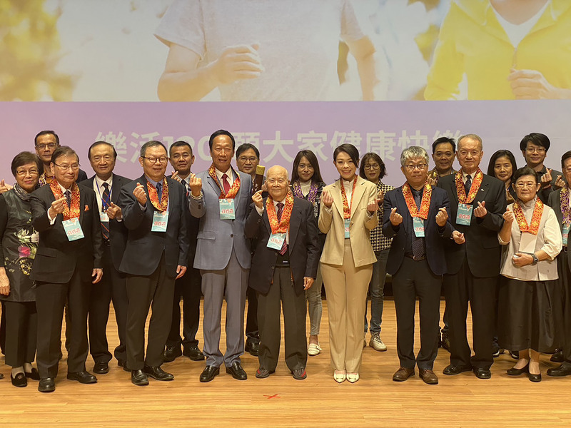 第3屆竹科預防醫學論壇18日在陽明交通大學博愛校區登場,郭台銘(前左3)應邀出席演講,並與高虹安(前右4)等與會來賓合影留念。中央社