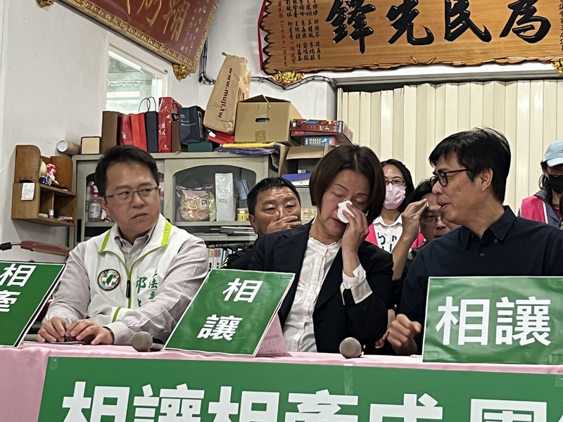 黃秋媖宣布退選,陳其邁(前右)說話時,黃低頭拭淚,事後她表示,掉淚是因想到支持者不離不棄。中央社