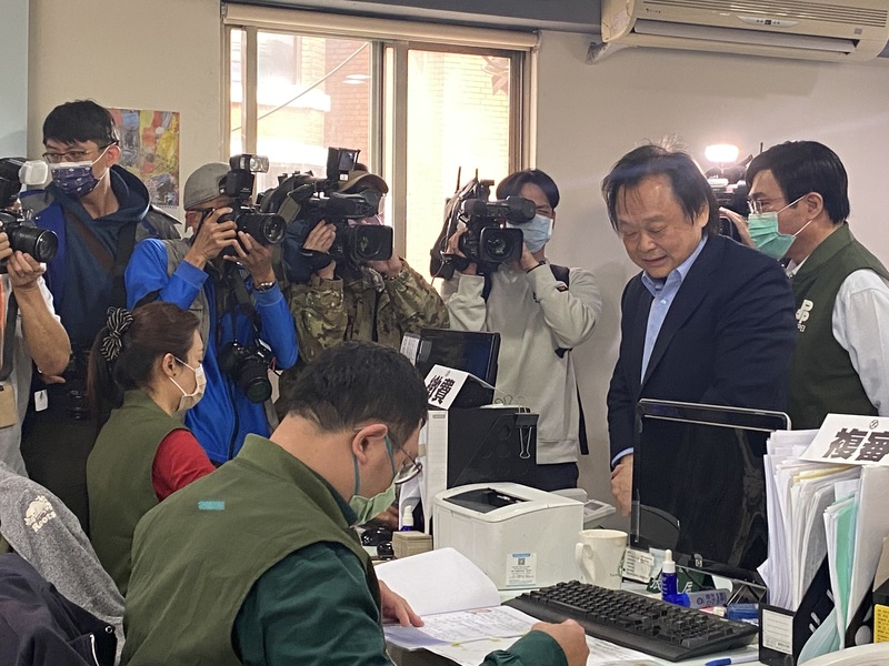 王世堅(右2)20日上午前往台北市黨部領表,登記參與士林、大同區立委初選。中央社
