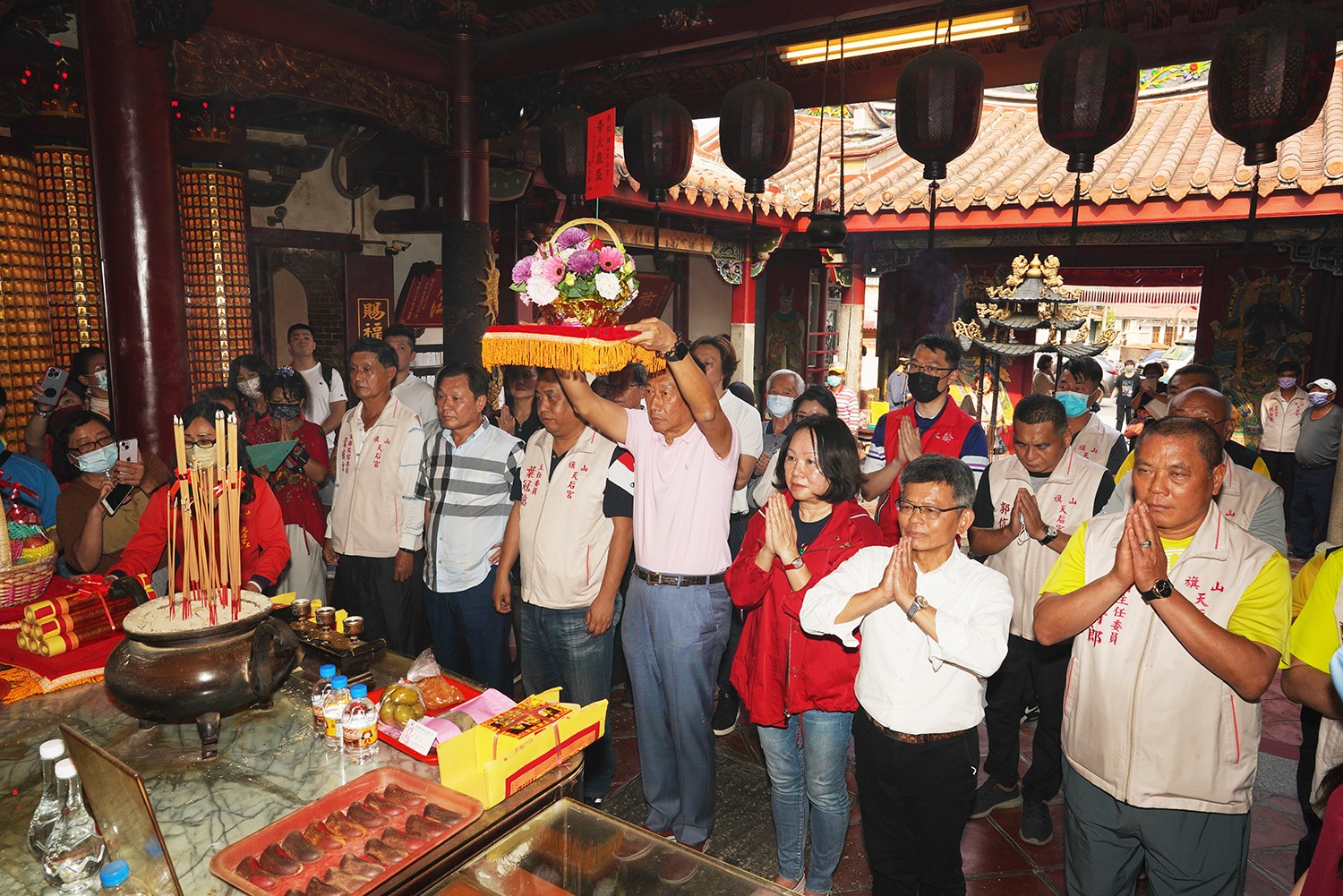 郭台銘昨則在楊秋興陪同下,前往高雄旗山天后宮參香。翻攝旗山天后宮臉書