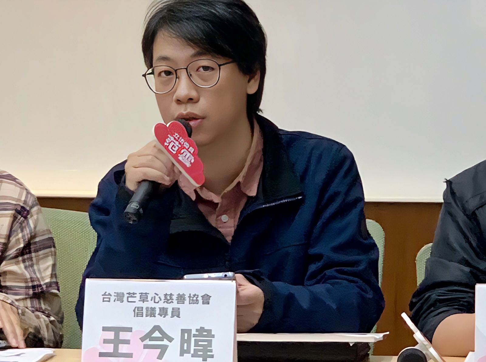 芒草心倡議專員王今暐推估,台灣政府不承認的實際貧窮人口可能超過2百萬人。菱傳媒攝