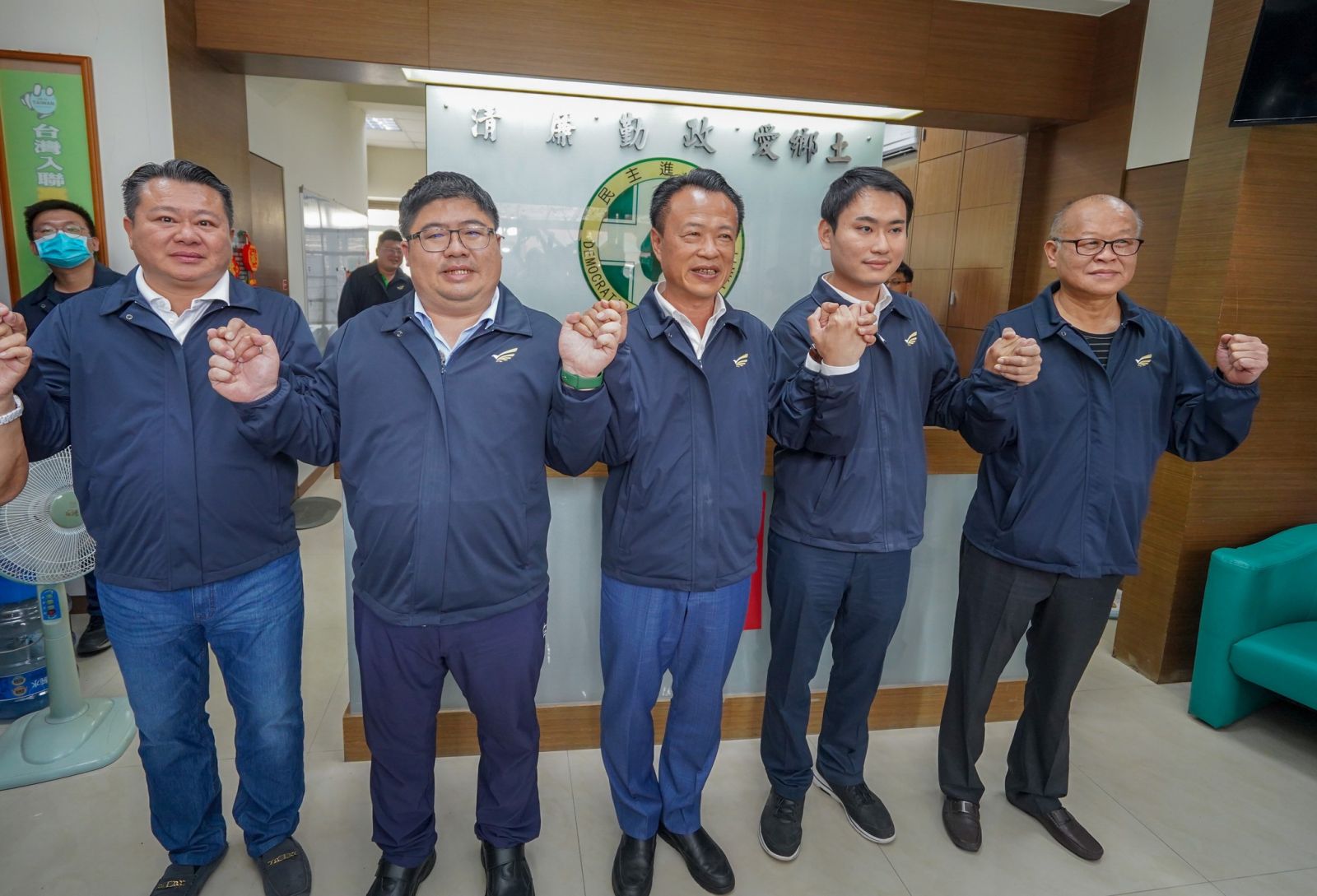 嘉義縣立委初選,陳明文之子陳冠廷(右二)與尋求連任的海區立委蔡易餘(左二)攜手完成登記。翻攝蔡易餘臉書
