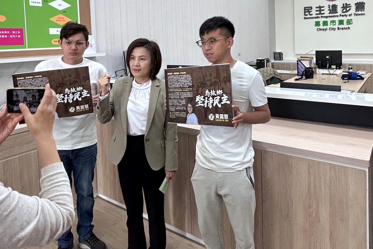 嘉市議員黃露慧(中)前往登記,直言嘉市面對黨籍立委不適任的問題。翻攝黃露慧臉書