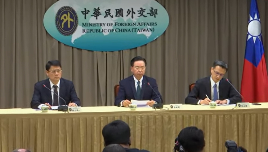 外交部長吳釗燮(中)宣布中華民國與宏都拉斯斷交。翻攝畫面