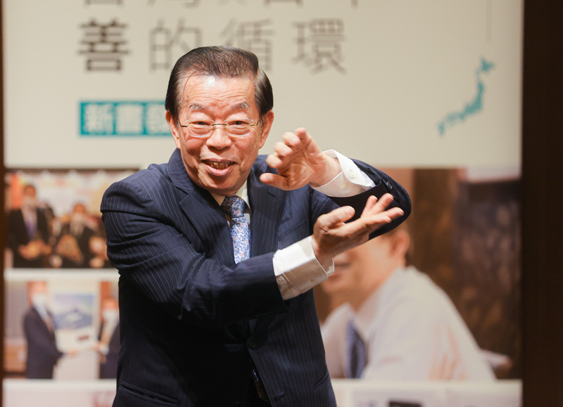 謝長廷出席新書發表會,會中並示範「流體太極」動作,分享運動心得。中央社