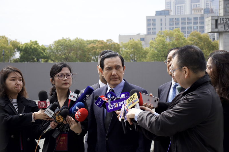 馬英九接受聯訪語帶哽咽,呼籲兩岸要避戰謀和。
