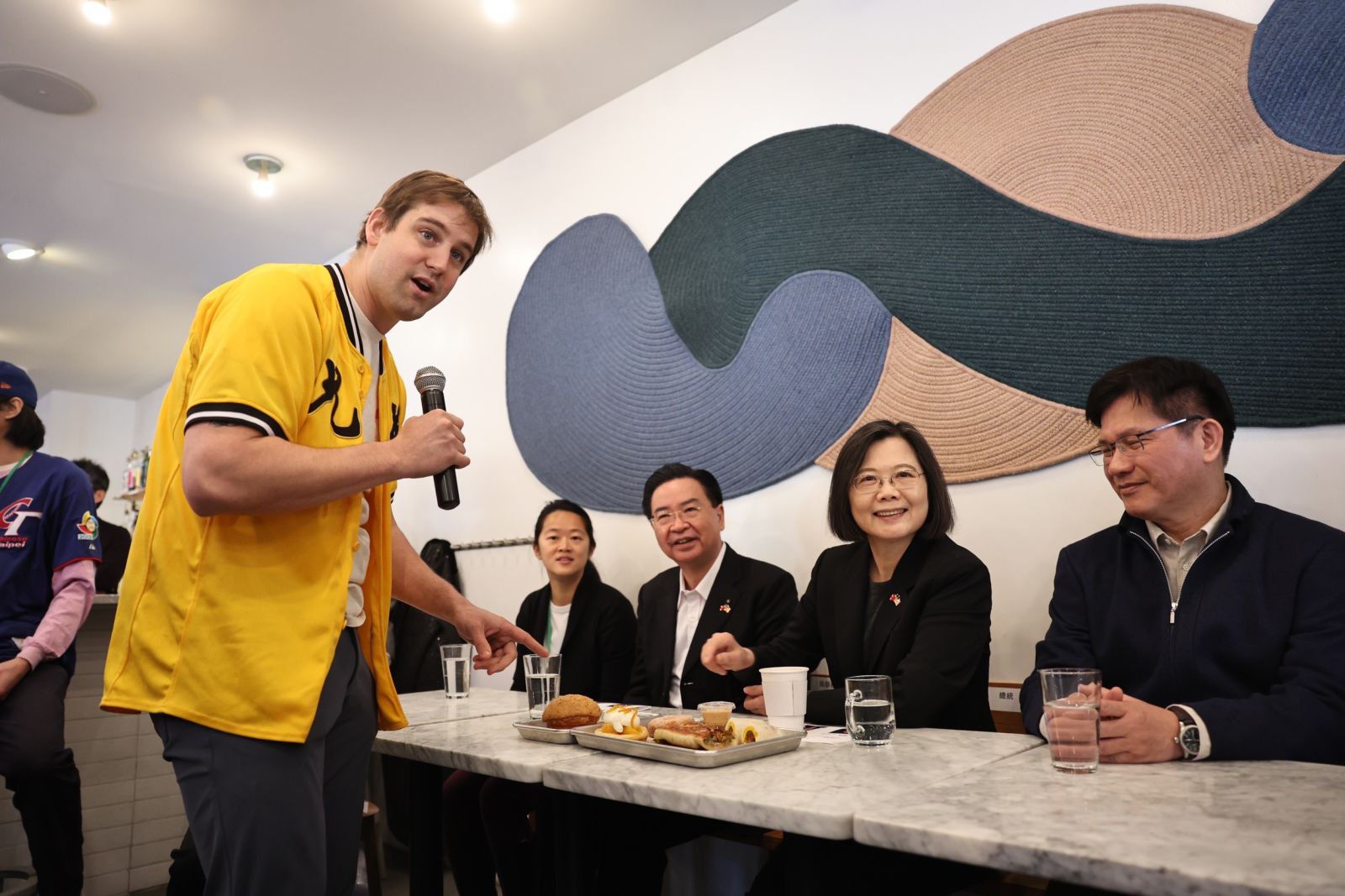 蔡英文品嚐台式餐點。圖片來源 : 隨團媒體提供