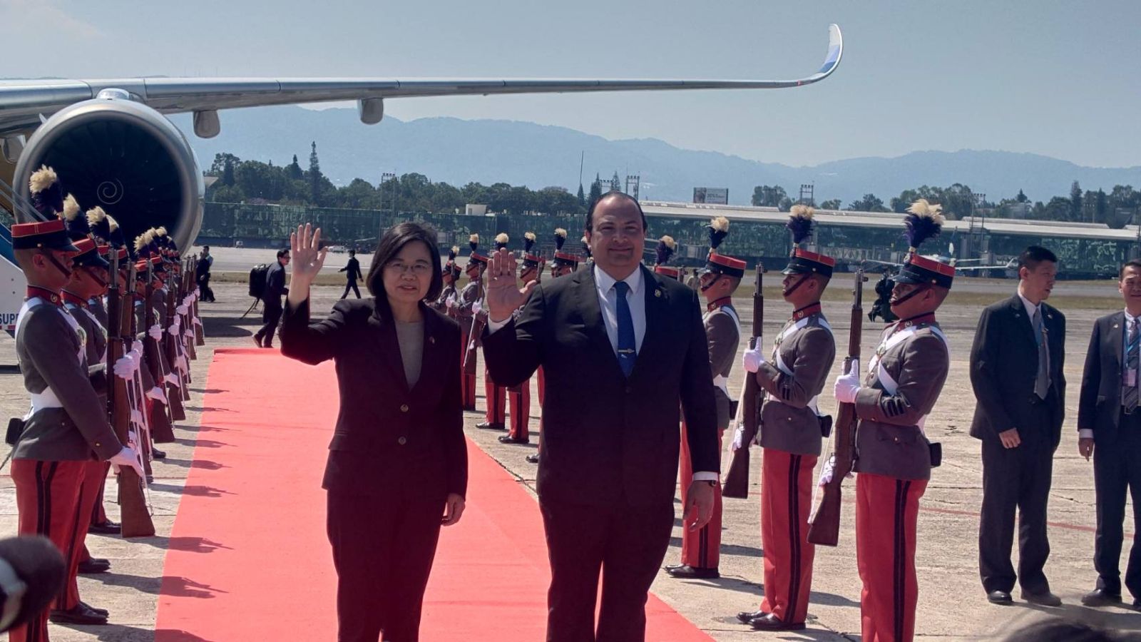 蔡英文在當地時間下午2時搭乘專機抵達瓜地馬拉,瓜國外長步卡羅接機。蘇聖怡攝