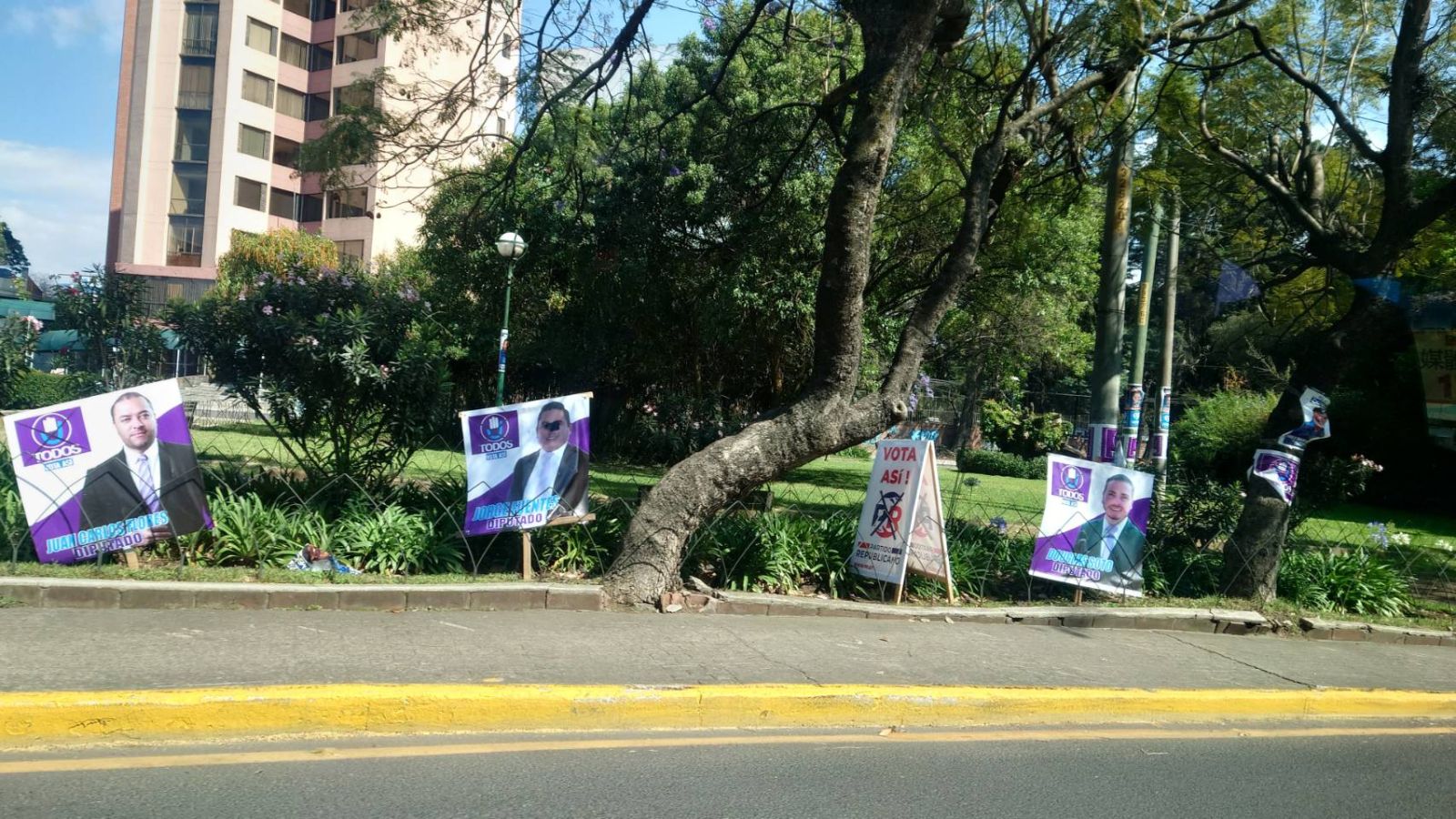 瓜國六月將大選,路上都是宣傳旗幟,候選人遭塗黑雙眼。蘇聖怡攝
