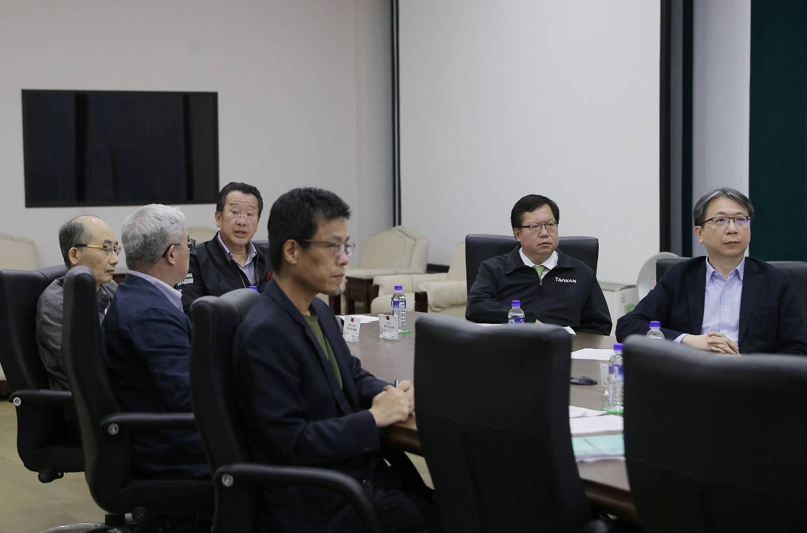 在台北出席視訊會議者包括:國安會秘書長顧立雄、行政院副院長鄭文燦等人。總統府提供