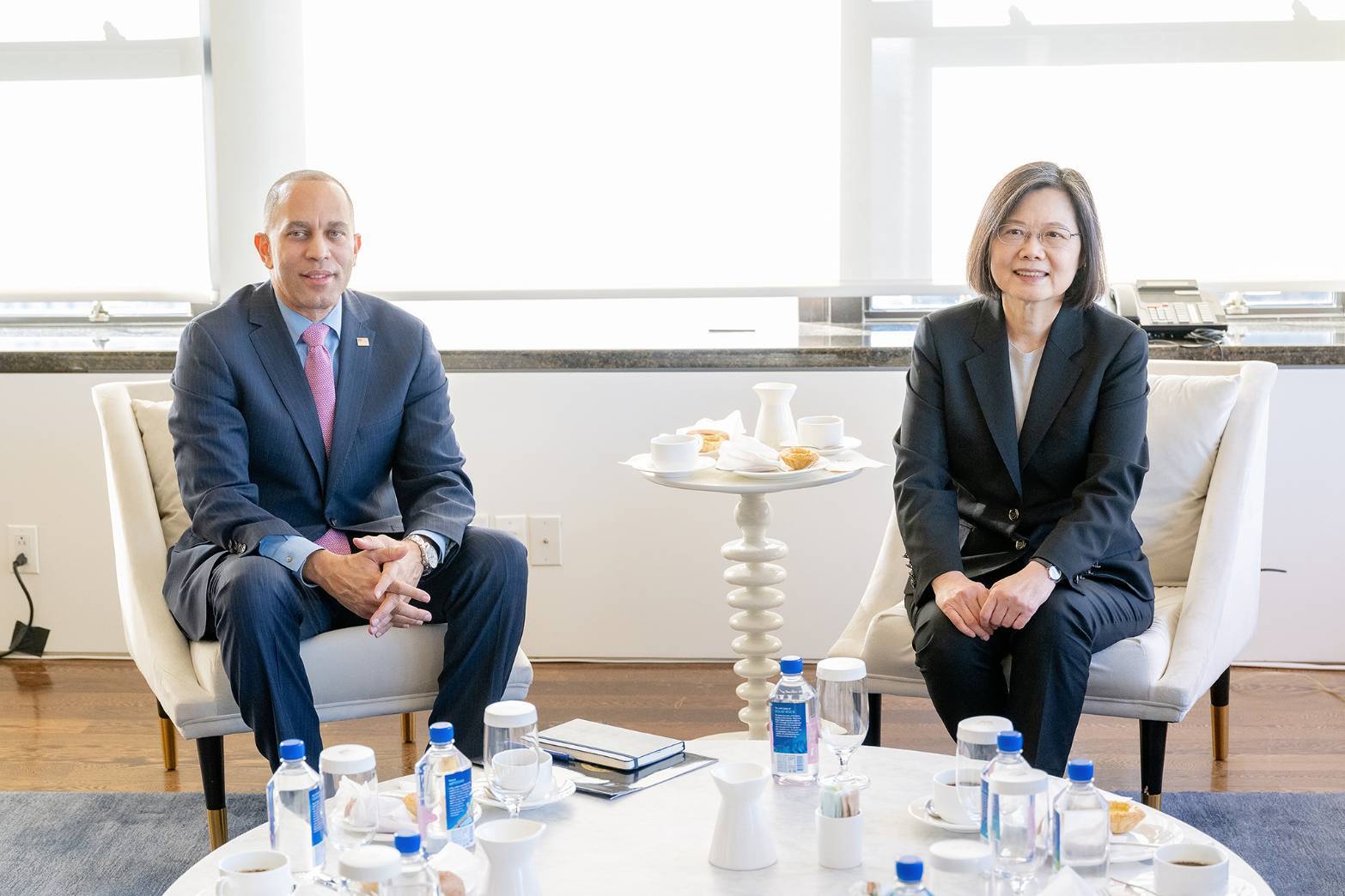 蔡英文與眾議院民主黨領袖傑佛瑞(Hakeem Jeffries)會面。總統府提供