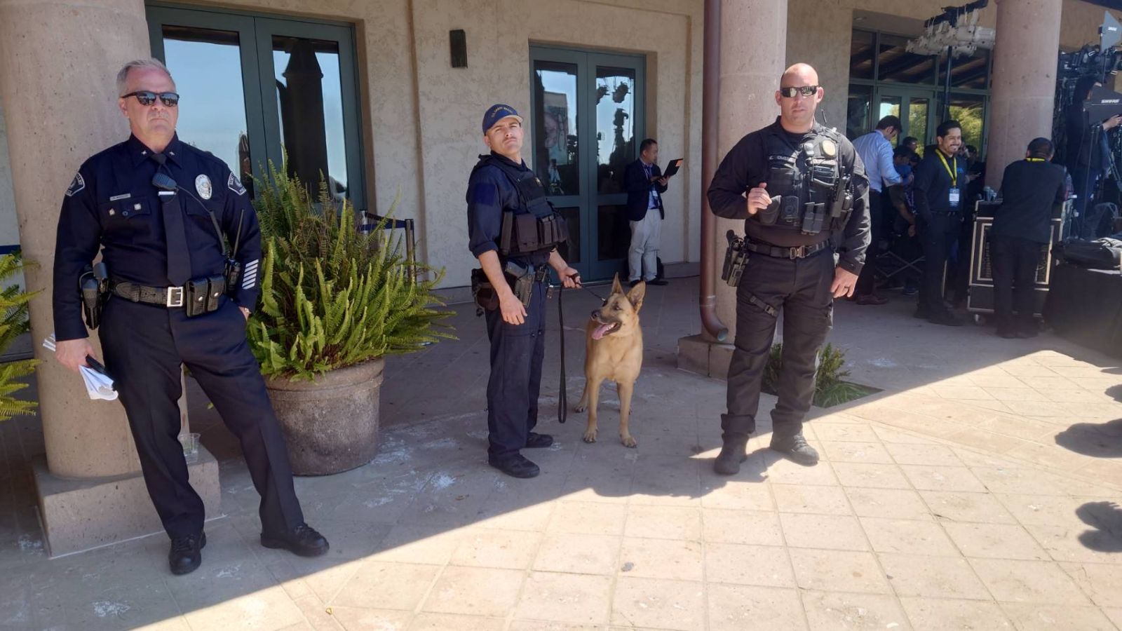 現場維安滴水不漏,偵爆犬待命中。蘇聖怡攝