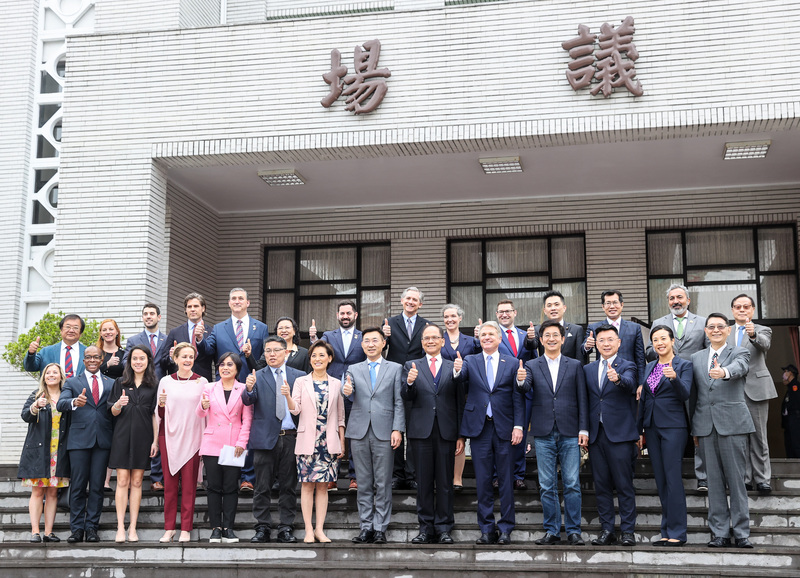  美國聯邦眾議院外委會主席麥考爾（前排右5）7日上午率跨黨派議員訪團拜會立法院，在立法院祕書長林志嘉（前排右）、民進黨立委趙天麟（前排右3）等人帶領下，與立法院長游錫堃（前排右6）在議場前階梯合影留念。中央社