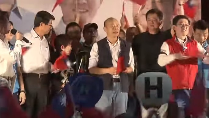 韓國瑜出席羅明才感恩晚會,粉絲狂喊選總統。翻攝畫面