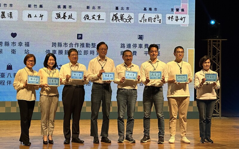 「青年創議市集—北台政策提案競賽入圍發表會暨合作議題宣言」活動23日在新北市客家文化園區舉行,新北市長侯友宜(左5)、台北市長蔣萬安(右3)、基隆市長謝國樑(右2)、宜蘭縣長林姿妙(右1)、桃園市長張善政(左4)、新竹縣長楊文科(左3)出席。 中央社