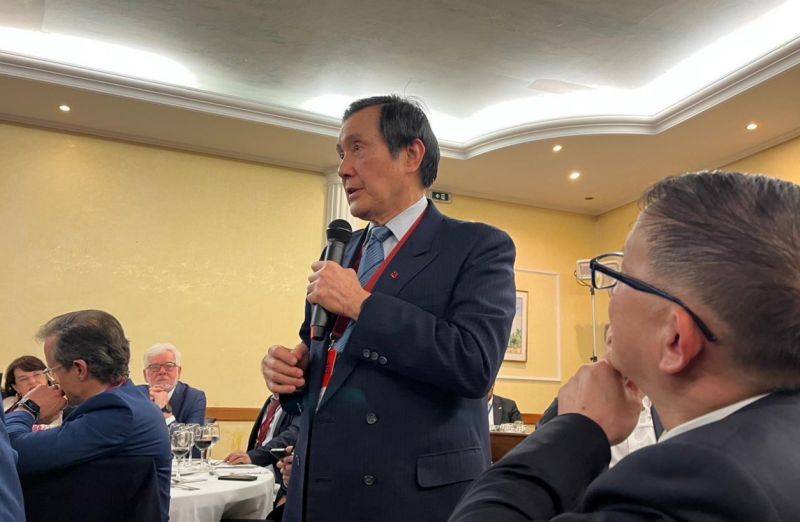 前總統馬英九於希臘時間26日晚間受邀參加德爾菲經濟論壇的閉門晚餐會。馬辦提供
