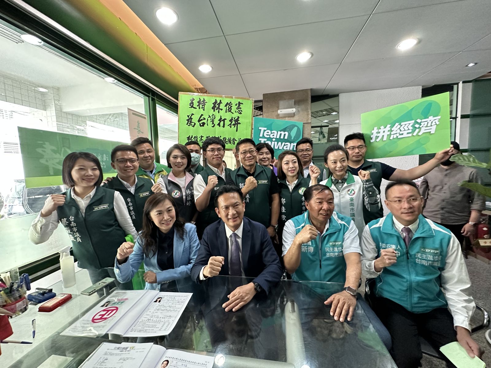林昱仲（前排右）是民進黨台南市黨部評委召集人，也是全國黨代表。辛啓松攝