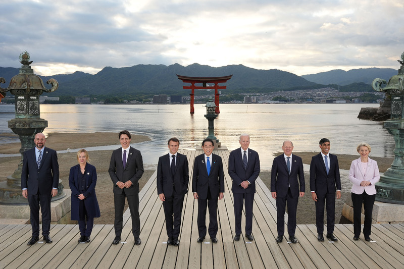 G7領袖峰會首日19日針對全球經濟、烏克蘭局勢進行討論,傍晚前往宮島世界遺產嚴島神社前合影。日本政府提供