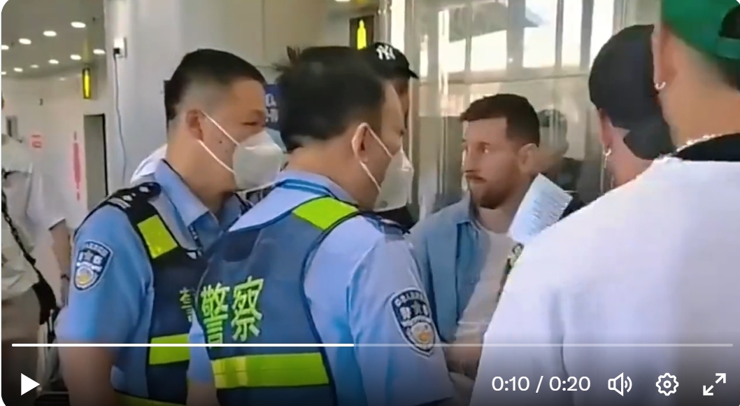 梅西10日抵達中國大陸後,卻因簽證問題被卡在北京國際機場約2小時左右。翻攝推特