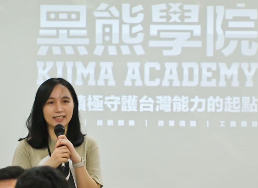 台灣基進台南黨部執行長吳依潔爆料陳柏惟去年威脅黨主席提名酒駕、劈腿慣犯的堂哥陳玄曄參選議員。翻攝吳依潔臉書