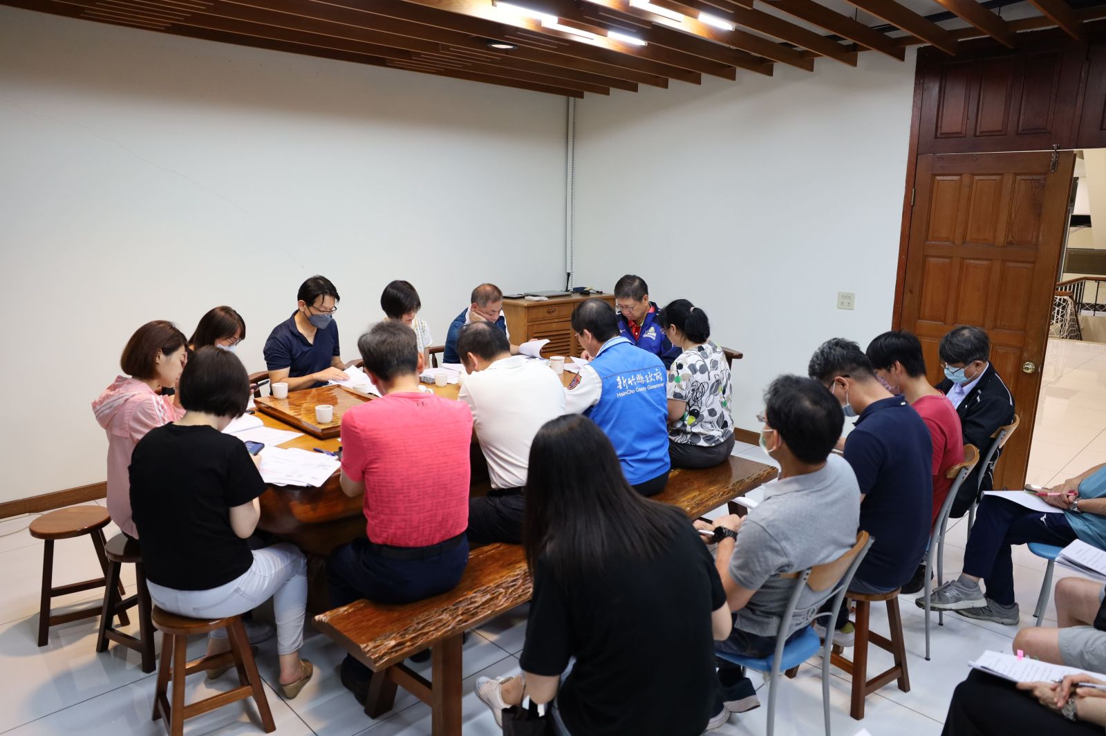新竹縣長楊文科提早返國,漏夜針對竹北氣爆意外,在公館召開跨局處緊急會議。翻攝新竹縣府官網