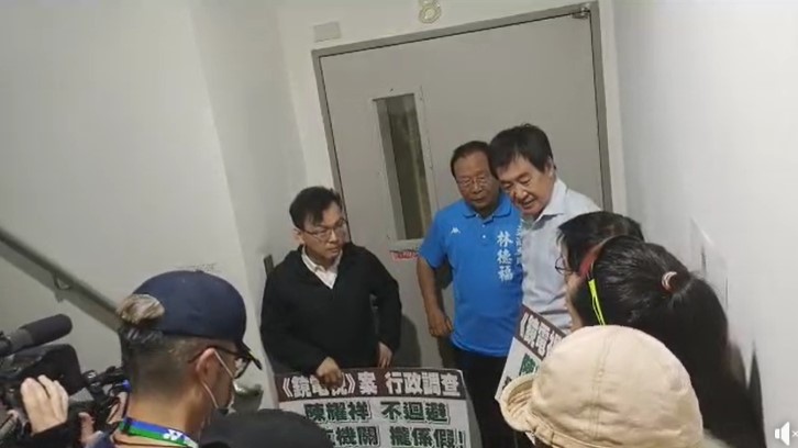 國民黨立委今直衝NCC大樓表達抗議,未料現場電梯、逃生門都被鎖上不得進入。翻攝國民黨團直播畫面